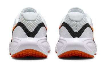 NIKE Revolution 8