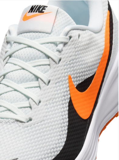 NIKE Revolution 8
