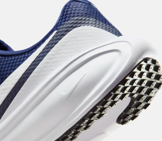 NIKE Revolution 8