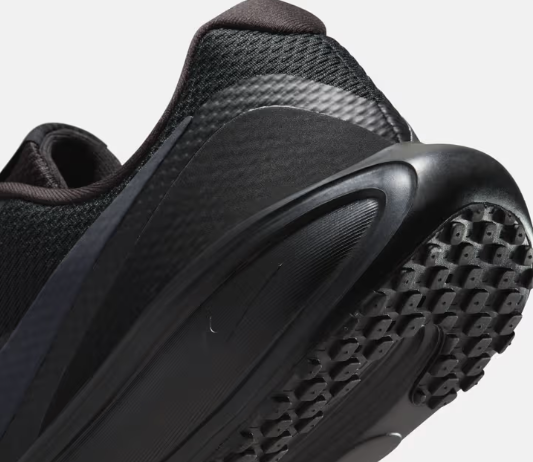 NIKE Revolution 8